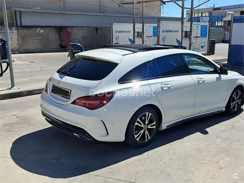 Usado Mercedes CLA200 Shooting Brake AMG line 156 CV (114 kW) 2017 Blanco Familiar