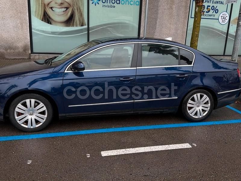 Azul Usado 2005 VW Passat Highline Berlina | 2200 € (Buen precio) - Imagen 1/4