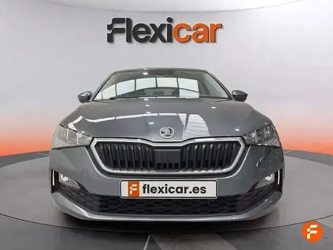Usado Skoda Scala Ambition 115 CV (84 kW) 2021 Gris Utilitario