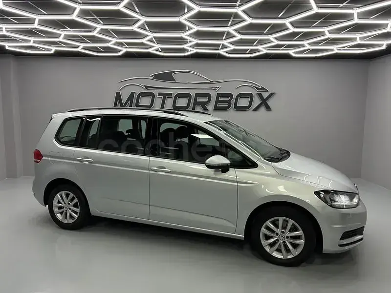 Usado VW Touran Advance 115 CV (84 kW) 2019 Gris / plata Monovolumen