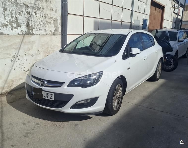 Blanco Usado 2015 Opel Astra Selective Familiar | 9999 € (Precio justo) - Imagen 1/4