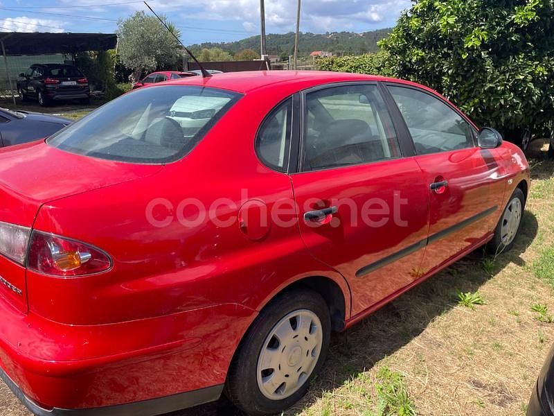 Usado Seat Cordoba 75 CV (55 kW) 2003 Rojo Berlina