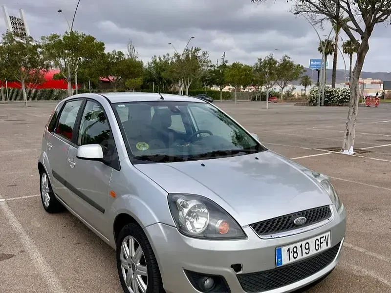 Usado Ford Fiesta Ghia 90 CV (66 kW) 2008 Gris / plata Utilitario