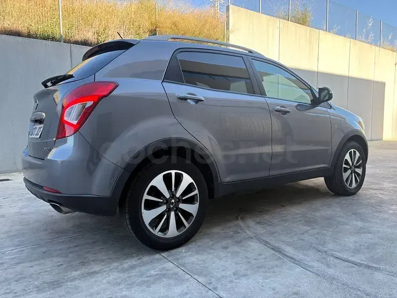 Usado SsangYong Korando 149 CV (109 kW) 2015 Gris / plata SUV