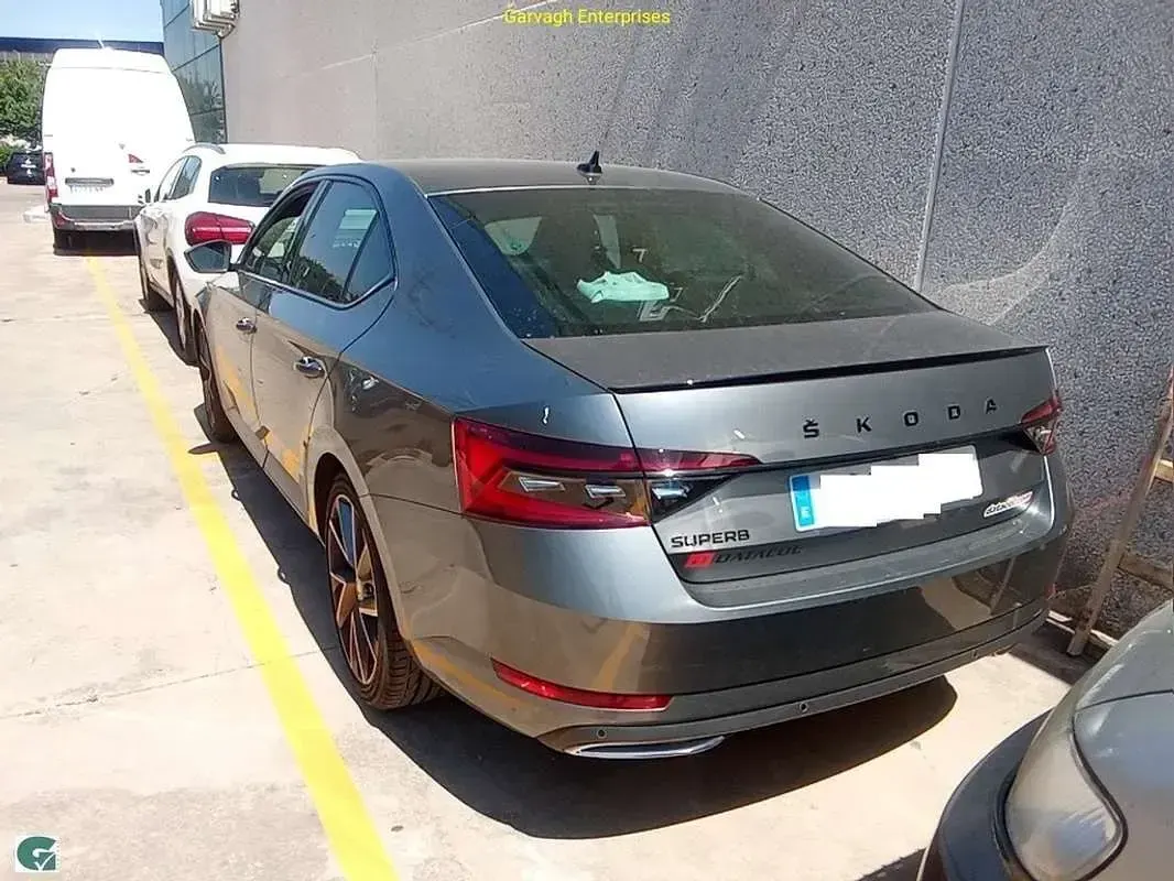 Usado Skoda Superb SportLine 150 CV (110 kW) 2023 Gris Berlina