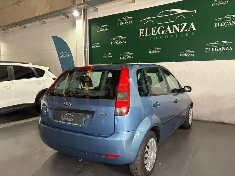Usado Ford Fiesta Trend 68 CV (50 kW) 2003 Azul Utilitario
