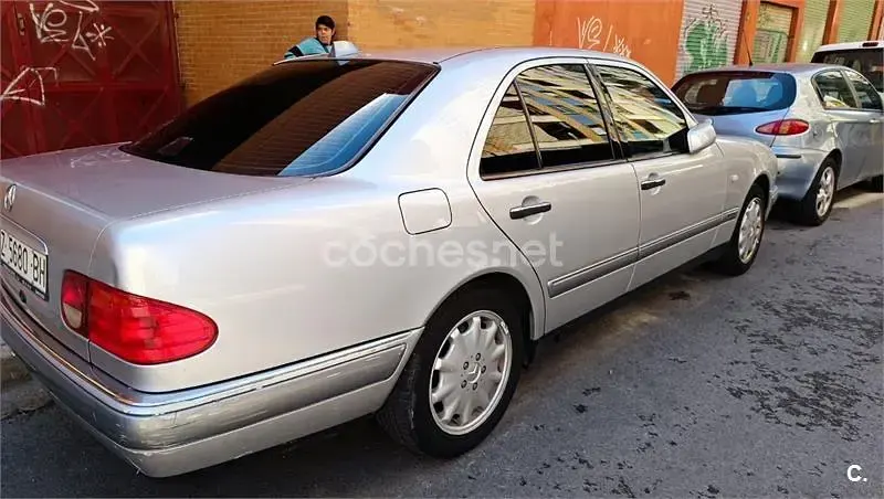 Usado Mercedes E280 Elegance 193 CV (141 kW) 1998 Gris / plata Berlina