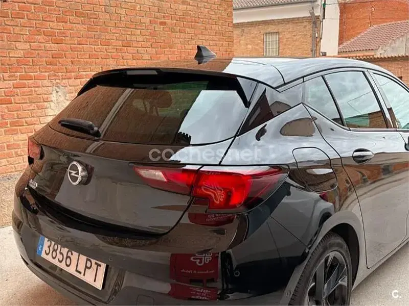 Usado Opel Astra Edition 110 CV (80 kW) 2021 Negro Berlina