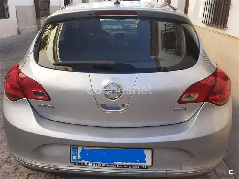 Usado Opel Astra Selective 110 CV (80 kW) 2012 Blanco Berlina