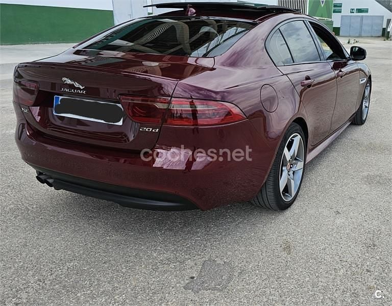Usado Jaguar XE R-Sport 180 CV (132 kW) 2015 Granate Berlina