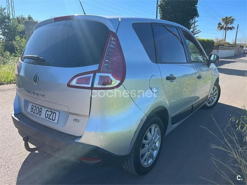 Usado Renault Scénic III Authentique 85 CV (62 kW) 2011 Gris / plata Monovolumen