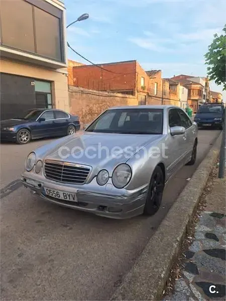 Usado Mercedes E220 Avantgarde 143 CV (105 kW) 2002 Gris / plata Berlina