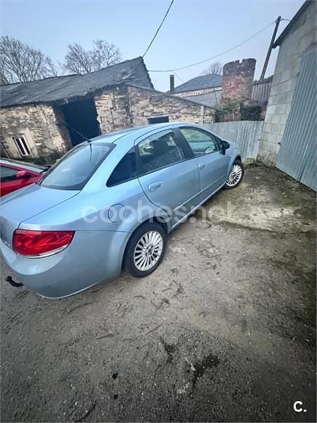 Usado Fiat Linea Emotion 90 CV (66 kW) 2008 Gris / plata Berlina
