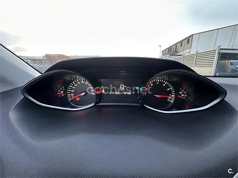 Usado Peugeot 308 SW Allure 130 CV (95 kW) 2015 Negro Familiar