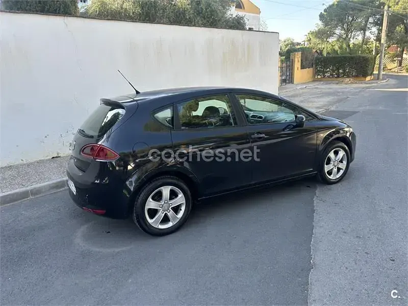 Usado Seat Leon Ecomotive 105 CV (77 kW) 2008 Negro Utilitario