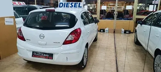 Używany Opel Corsa Expression 75 KM (55 kW) 2013 Biały Sedan/Limuzyna