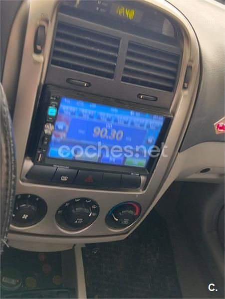 Usado Kia Cerato LX 105 CV (77 kW) 2006 Gris / plata Berlina