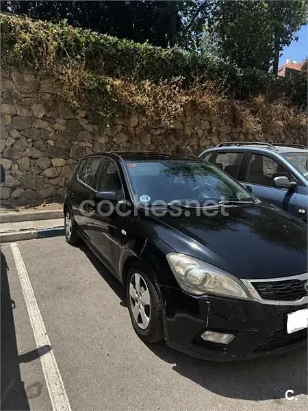Usado Kia Ceed 115 CV (84 kW) 2011 Negro Utilitario