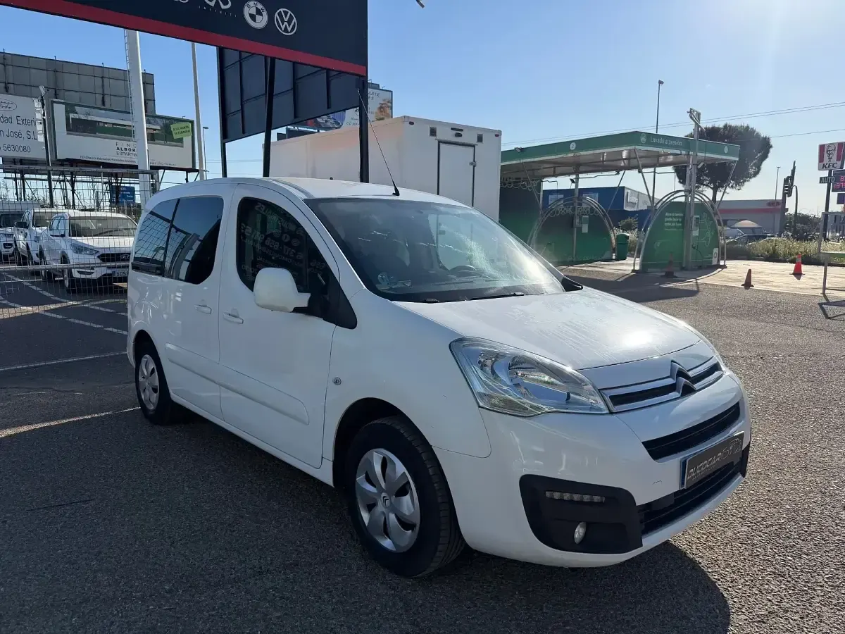 Usado Citroën Berlingo Feel 110 CV (80 kW) 2019 Blanco Monovolumen