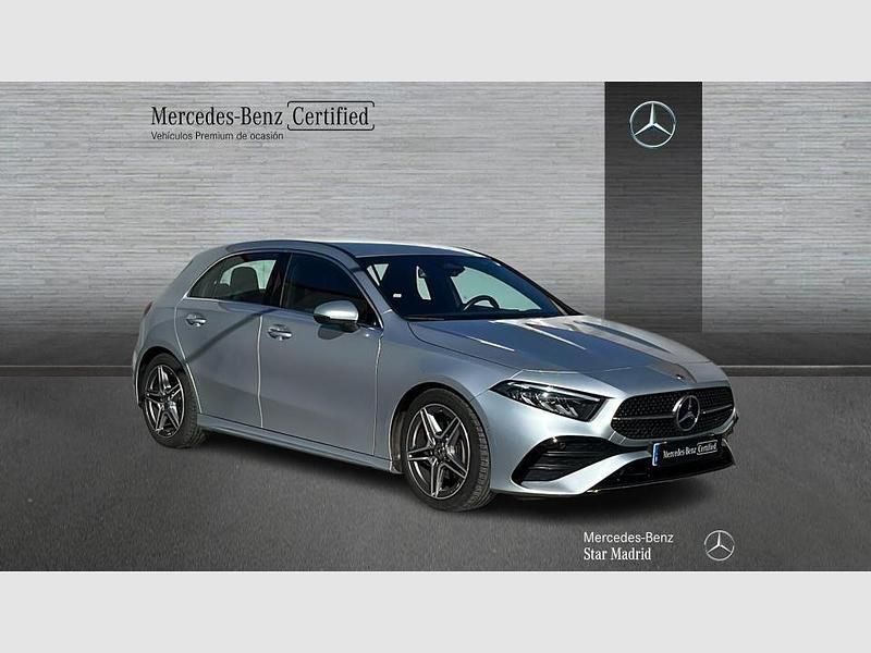 Usado Mercedes A180 136 CV (100 kW) 2025 Gris / plateado Berlina