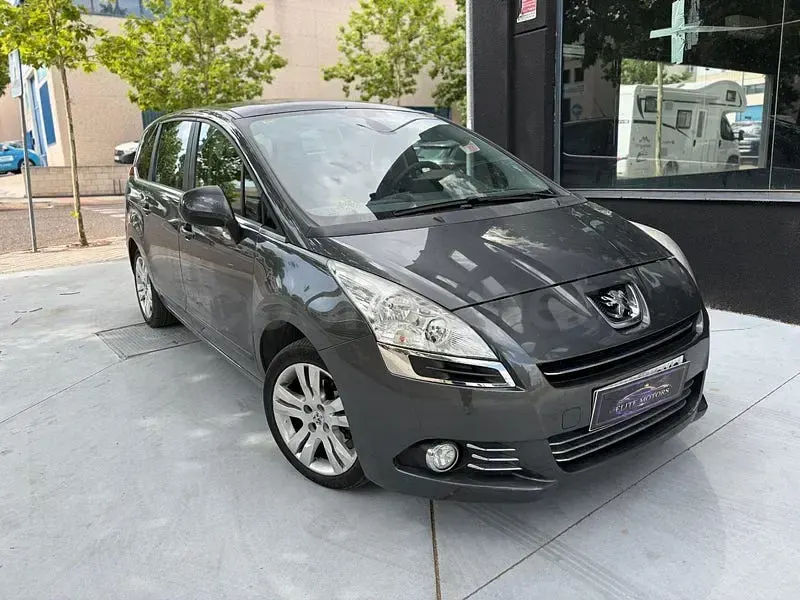 Usado Peugeot 5008 Sport 110 CV (80 kW) 2010 Gris / plata Monovolumen