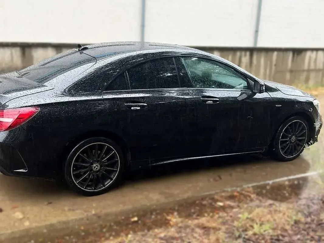 Usado Mercedes CLA180 122 CV (89 kW) 2018 Negro Berlina