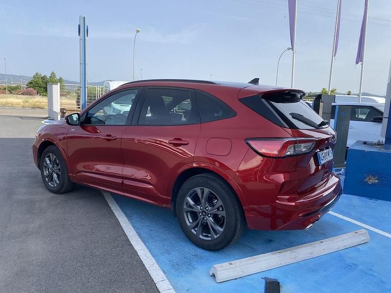 Usado Ford Kuga ST-Line 225 HP (165 kW) 2023 Vermelho SUV