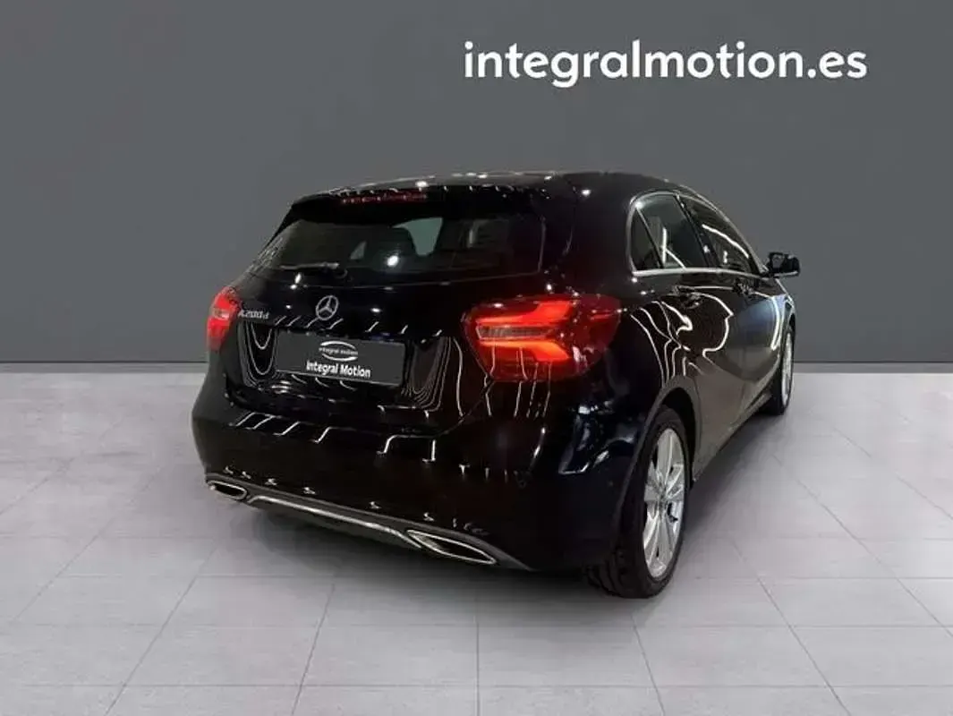 Usado Mercedes A200 136 CV (100 kW) 2017 Negro Utilitario