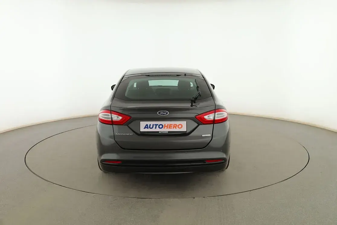 Usado Ford Mondeo Titanium 160 CV (117 kW) 2015 Dorado Berlina