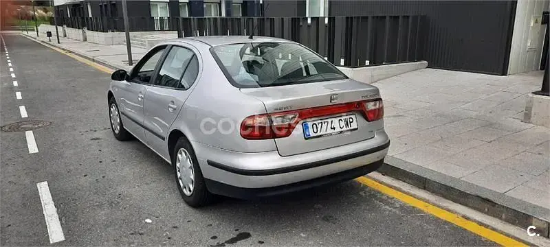 Usado Seat Toledo Stella 110 CV (80 kW) 2004 Gris / plata Berlina