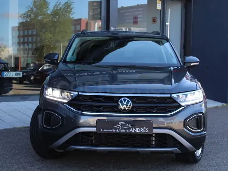 Usado VW T-Roc Life 150 CV (110 kW) 2023 Gris / plata SUV