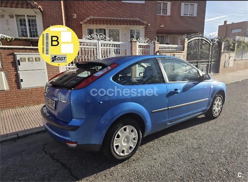 Usado Ford Focus Trend 90 CV (66 kW) 2006 Azul Berlina