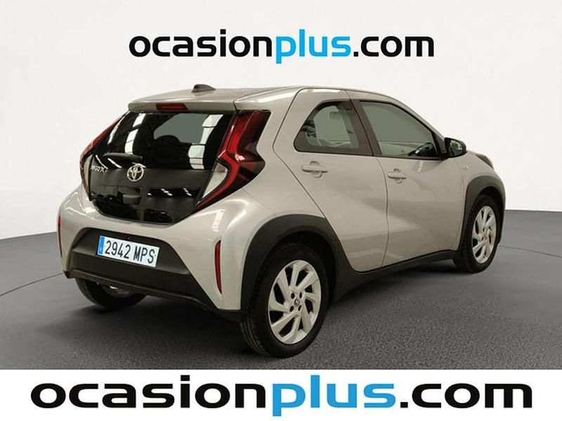 Usado Toyota Aygo Play 72 CV (52 kW) 2024 Gris Utilitario