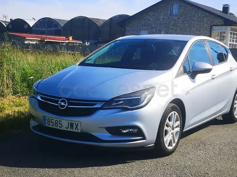 Usado Opel Astra Business 136 CV (100 kW) 2017 Gris / plata Berlina