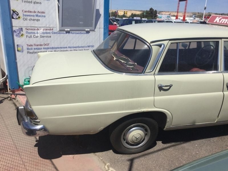 Usado Mercedes 200 110 CV (80 kW) 1967 Beige