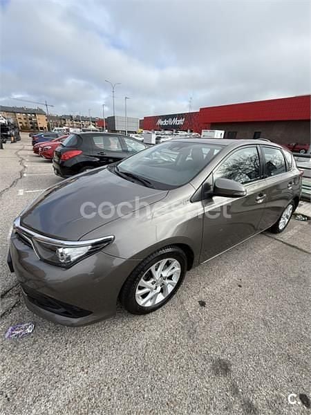 Gris / plata Usado 2017 Toyota Auris Hybrid Active Berlina | 14.000 € (Precio justo) - Imagen 1/4
