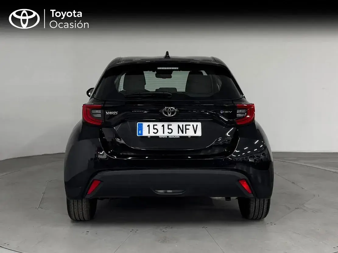 Usado Toyota Yaris Hybrid Active 116 CV (85 kW) 2025 Negro azabache Berlina