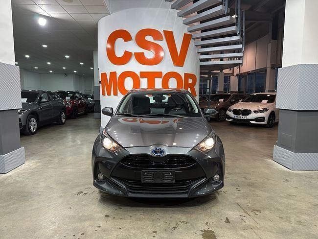 Usado Toyota Yaris Hybrid Business Edition 116 CV (85 kW) 2021 Gris Utilitario