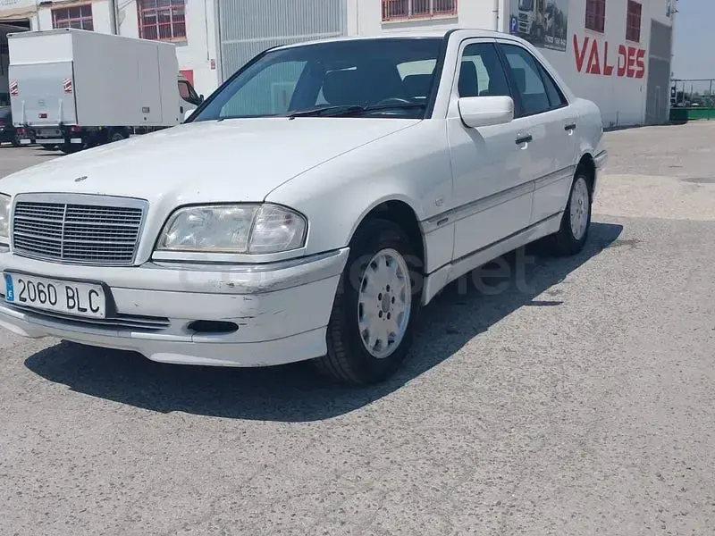 Usado Mercedes C200 Elegance 136 CV (100 kW) 2001 Blanco Berlina