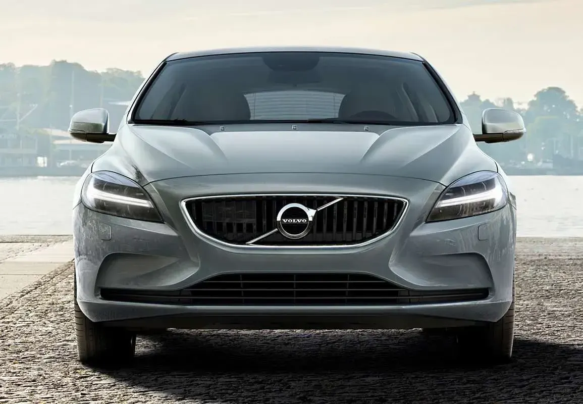 Usado Volvo V40 Kinetic 120 CV (88 kW) 2016 Rojo Utilitario