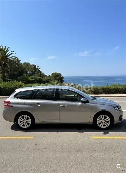 Usado Peugeot 308 SW Style 130 CV (95 kW) 2020 Gris / plata Familiar