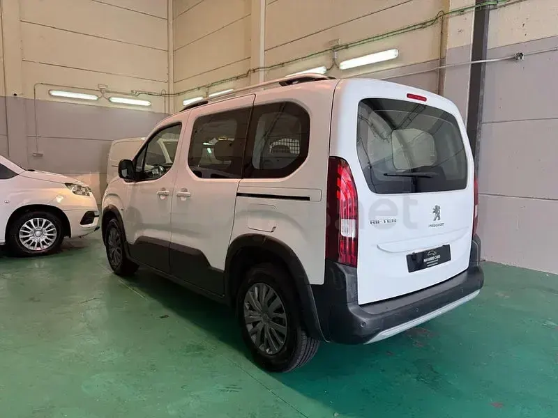Usado Peugeot Rifter Allure 100 CV (73 kW) 2021 Blanco Monovolumen
