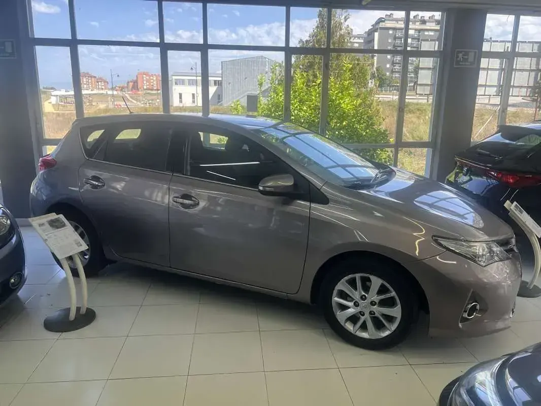 Usado Toyota Auris Business Edition 132 CV (97 kW) 2014 Beige Utilitario