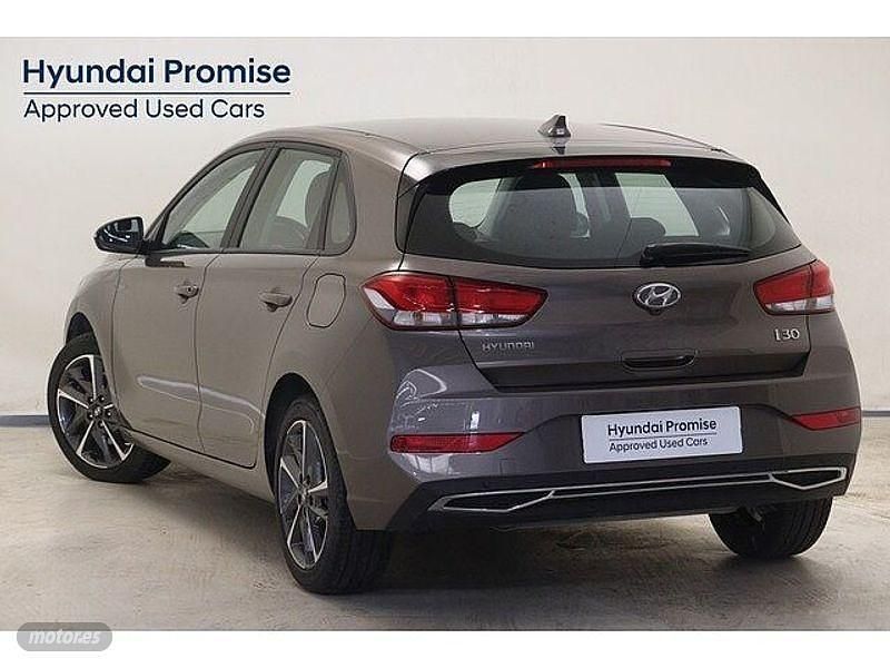 Usado Hyundai i30 110 CV (80 kW) 2022 Marrón Berlina