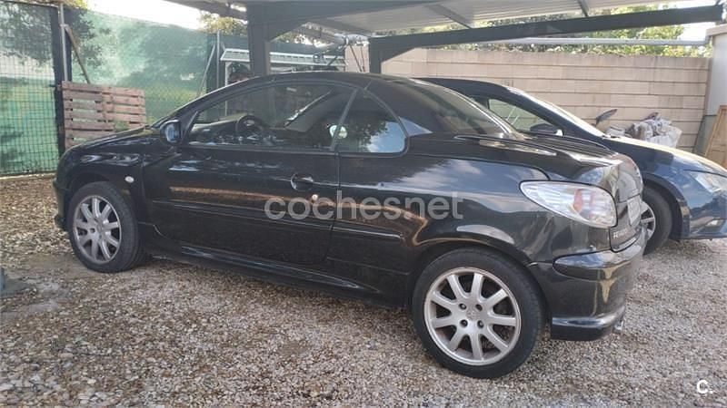 Usado Peugeot 206 CC 138 CV (101 kW) 2004 Negro Descapotable