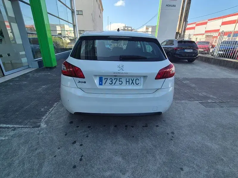 Usado Peugeot 308 Allure 155 CV (114 kW) 2014 Blanco Berlina