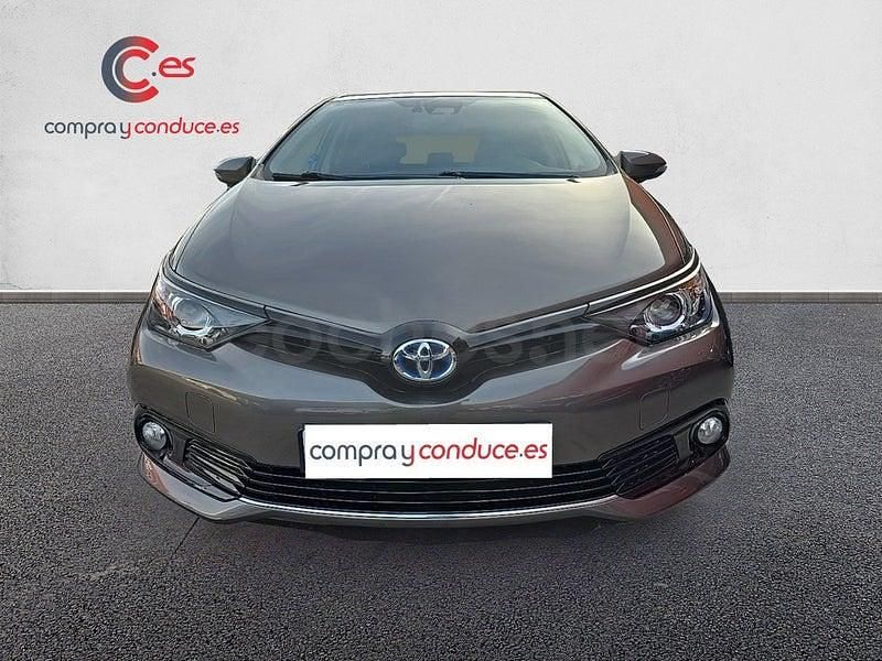 Usado Toyota Auris Hybrid Active 136 CV (100 kW) 2019 Gris / plata Berlina