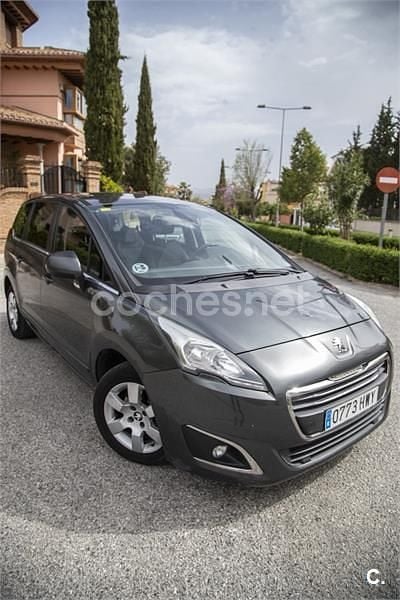 Usado Peugeot 5008 Style 115 CV (84 kW) 2014 Gris / plata Monovolumen