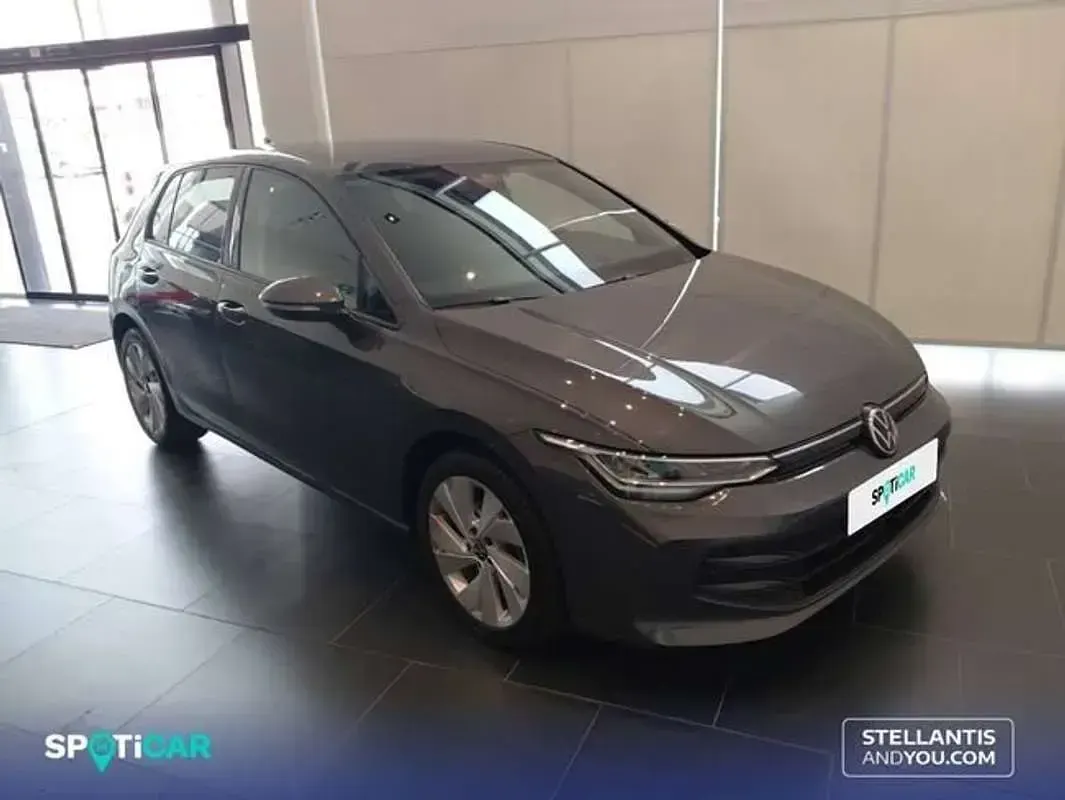 Usado VW Golf VIII 116 CV (85 kW) 2025 Gris Utilitario