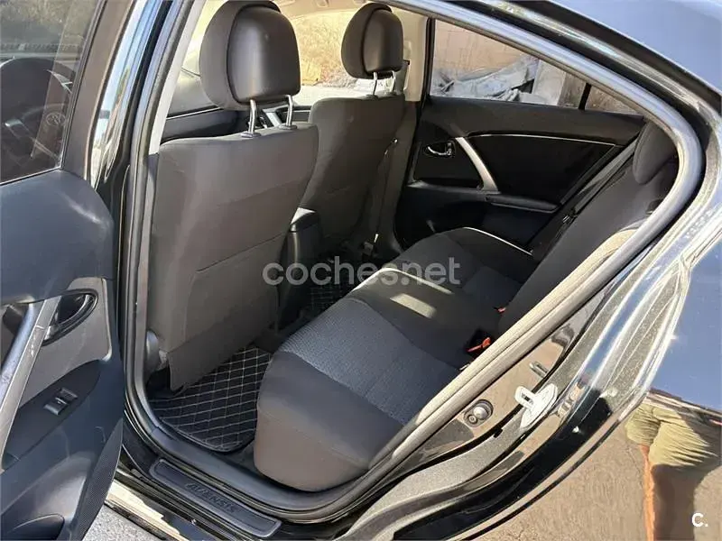 Usado Toyota Avensis Advance 124 CV (91 kW) 2012 Negro Berlina